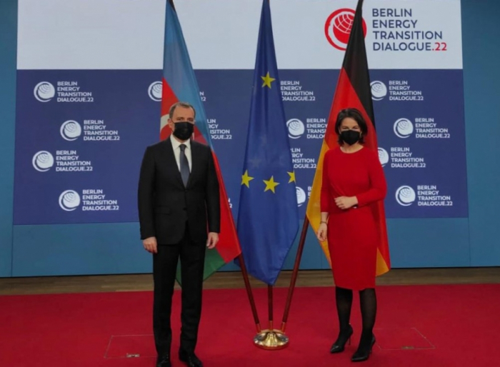   Aserbaidschanischer Außenminister trifft sich mit deutscher Außenministerin   