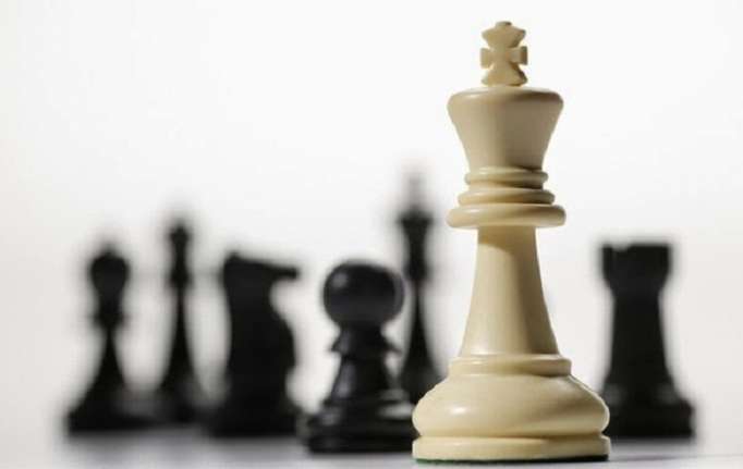 Aserbaidschaner Schachspieler ragt am Titel Tuesday Blitz drittert