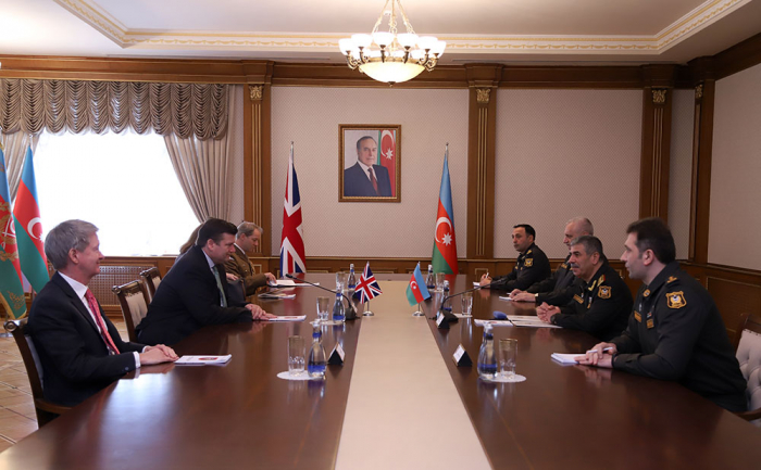   Aserbaidschan und Großbritannien erörtern Zusammenarbeit im Verteidigungsbereich  