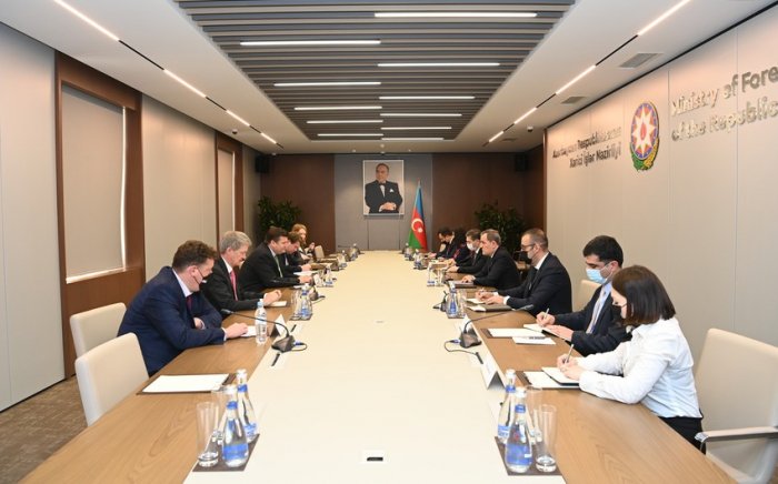    Ceyhun Bayramov Britaniyanın dövlət naziri ilə görüşüb  