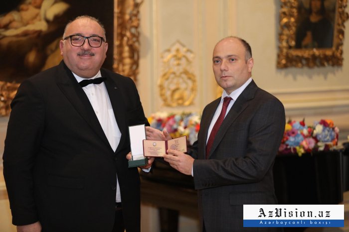    Nazir bu sənət adamlarını mükafatlandırdı -    FOTOLAR       