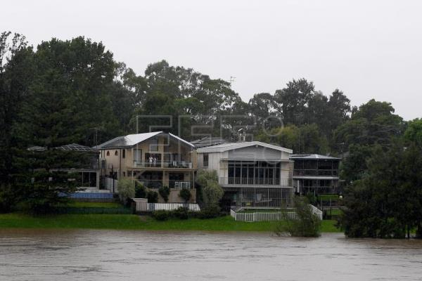 Suben a 13 muertos por inundaciones en Australia y elevan alerta en Sídney