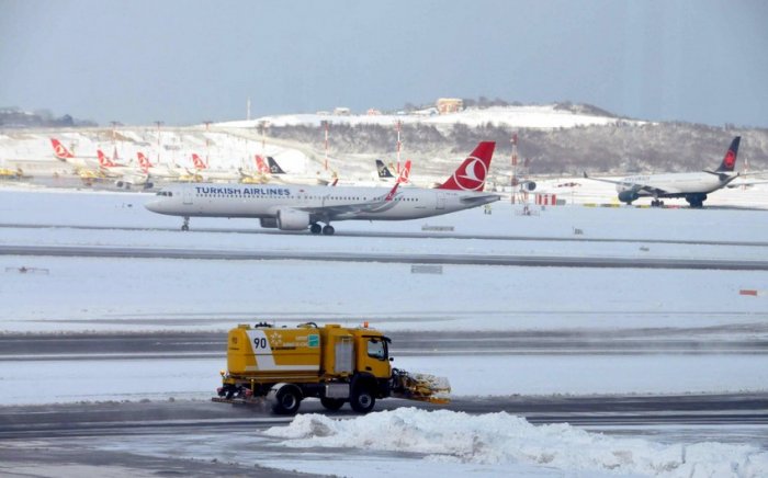 İstanbulda 400-dən çox təyyarə reysi ləğv edildi
