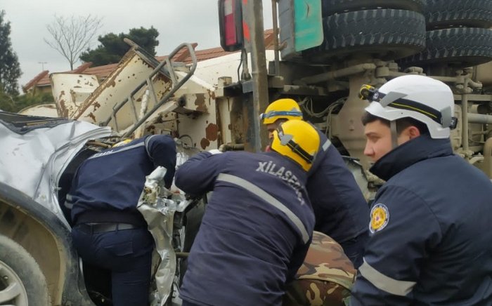    Betonqarışdıran maşın avtomobilin üzərinə aşıb -    Yaralananlar var      