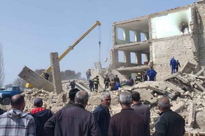    Naxçıvanda məktəb çöküb,    ölənlər var      
