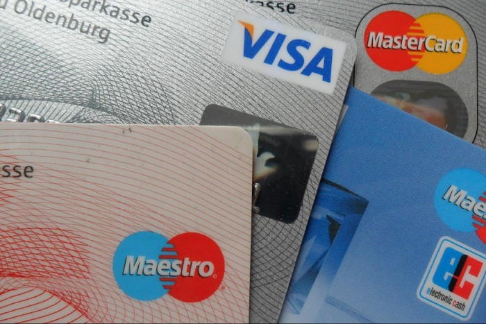 Russie: Visa et Mastercard suspendent leurs opérations