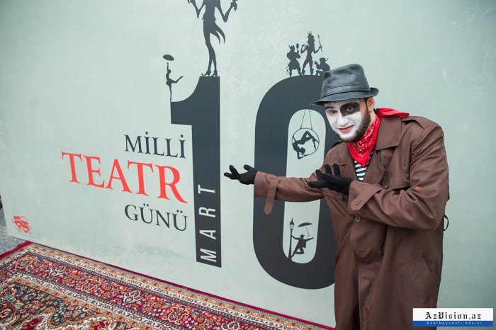  Milli Teatr Günü ilə bağlı metroda fləşmob -  FOTOLAR   