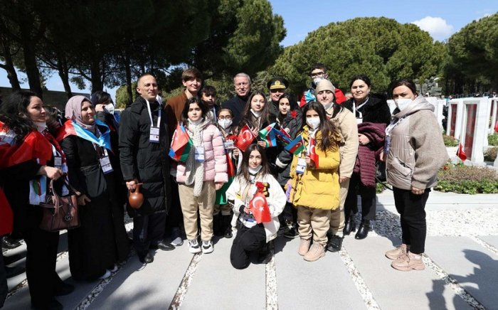    Hulusi Akar azərbaycanlı uşaqlarla görüşüb   
