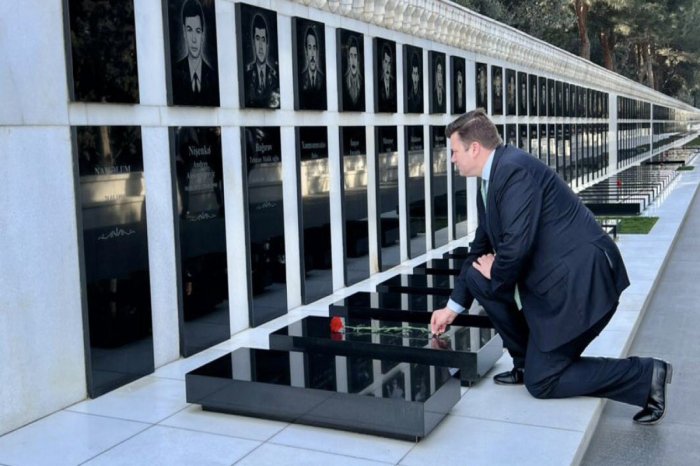 Britaniyanın Silahlı Qüvvələr naziri Şəhidlər xiyabanını ziyarət edib   

