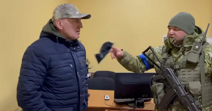       Diplomatik qalmaqal:   Belarus səfirinə "xəyanət qəpiyi" atıldı-    VİDEO        