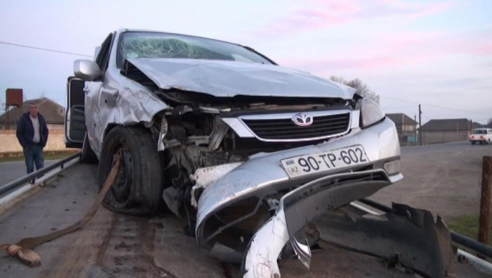 “VAZ" “Opel”ə çırpıldı,    sürücü yaralandı     