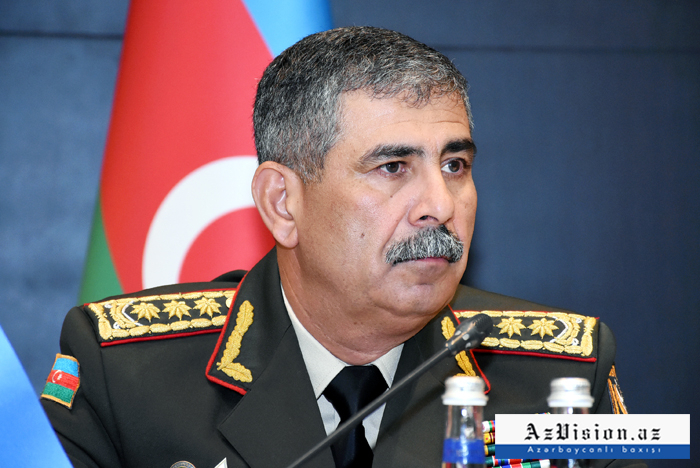  Aserbaidschanischer Verteidigungsminister trifft sich mit dem Stabschef der pakistanischen Armee 