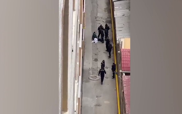    Xırdalanda qadın özünü binadan atdı -    Video        
