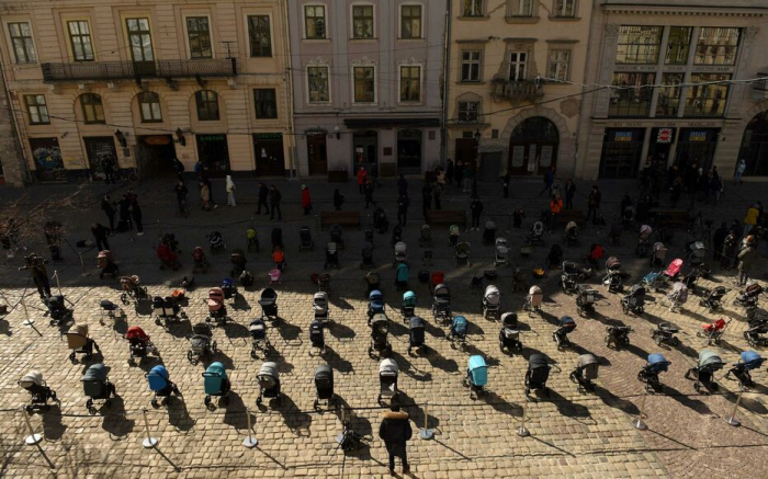   Lviv  : 109 poussettes vides en hommage aux enfants ukrainiens morts