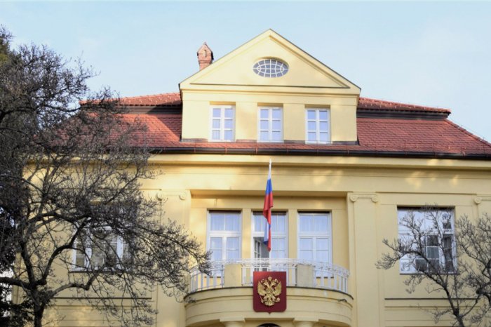 Slovakiya Rusiya səfirliyinin diplomatlarını yarıya qədər azaldır  
