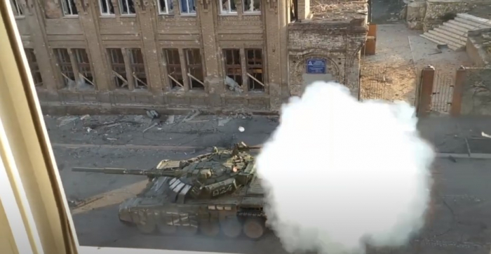    Mariupolda rus tankının vurulma anı -    VİDEO      