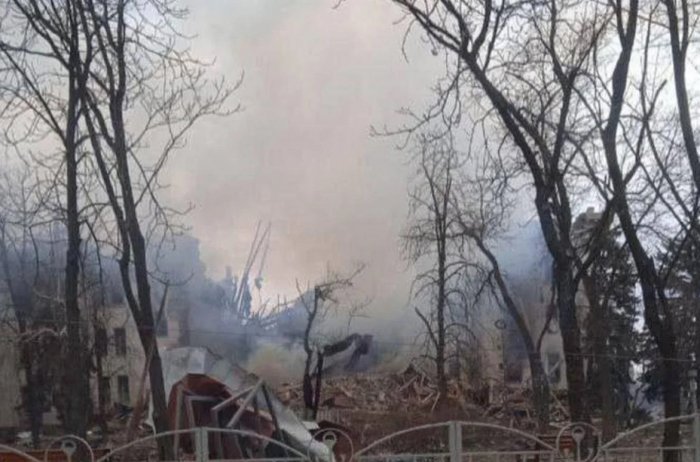    Ruslar yüzlərlə insanın gizləndiyi teatr binasına bomba atıb   