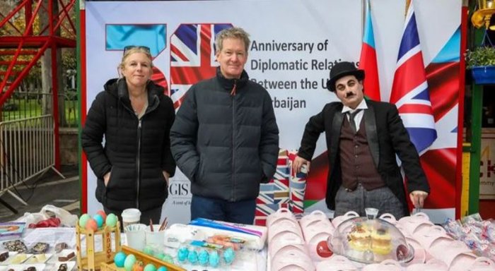    Britaniya səfiri Ukrayna üçün şirniyyat satdı -    FOTO     
   