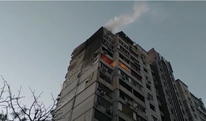    Kiyevdə vurulan raket yaşayış binasına düşüb -    FOTOLAR+Video       