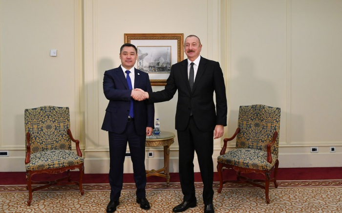   Celebran la ceremonia oficial de bienvenida en Bakú para el presidente de Kirguistán  