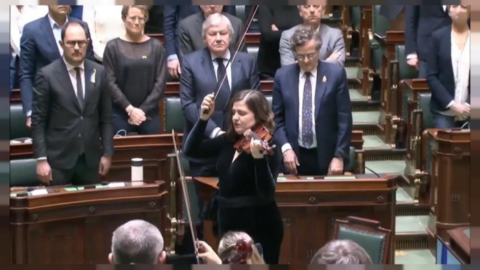  Violinist performs Ukrainian national anthem before lawmakers in Belgium - NO COMMENT 