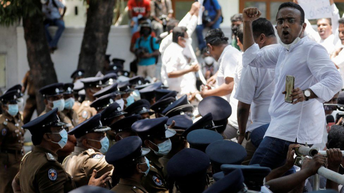 Sri Lanka: Cabinet resigns as crisis protesters defy curfew