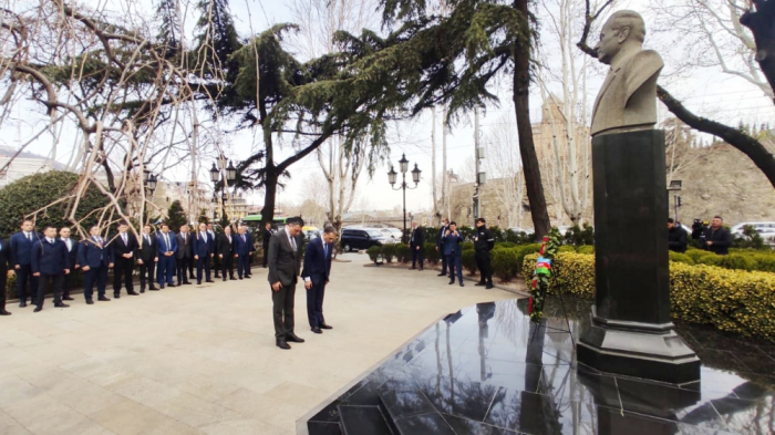   Azerbaijani minister visits monument to national leader Heydar Aliyev in Tbilisi  