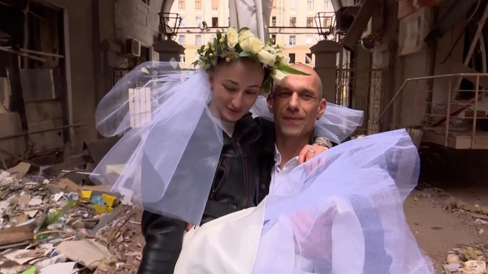   Couple gets married amid destruction in Kharkiv -   NO COMMENT    