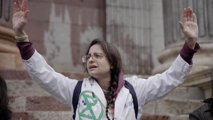   Climate activists paint Spanish parliament the colour of blood -   NO COMMENT    