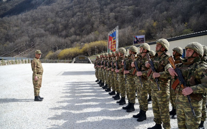 Aserbaidschanischer Verteidigungsminister besucht Kalbadschar