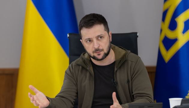       Zelenski:    "Dünya müharibənin bitməsini istəyirsə, bizi ağır silahlarla təmin etməlidirlər"   