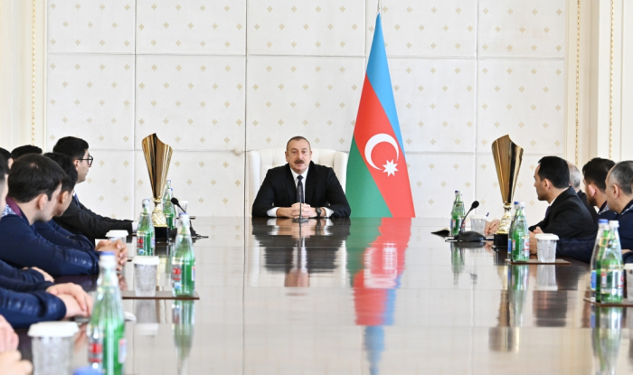  Le président Aliyev a rencontré des lutteurs azerbaïdjanais 