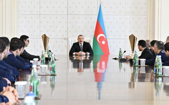  Präsident Ilham Aliyev trifft aserbaidschanisches Wrestling-Team  