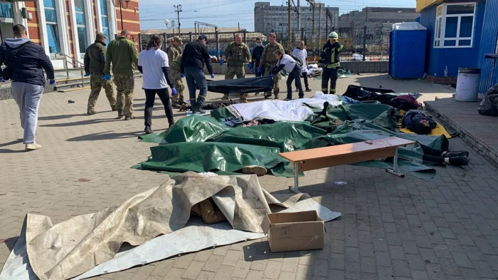   Al menos 39 muertos y 100 heridos en un ataque ruso contra civiles en la estación de tren de Kramatorsk  