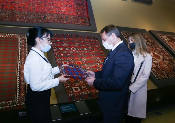 Israelischer Tourismusminister besucht das Nationale Teppichmuseum in Baku