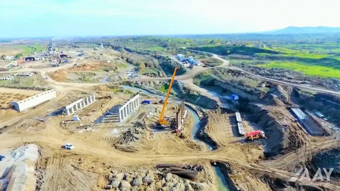   Bauprozess der Autobahn Ahmadbeyli-Füzuli-Schuscha in Aserbaidschan inspiziert  
