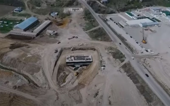    Azərbaycanda ilk dəfə avtomobil yolunda asma körpü tikilir -    VİDEO     
   
