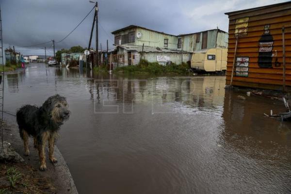 Sudáfrica declara estado de desastre nacional por las inundaciones en el este