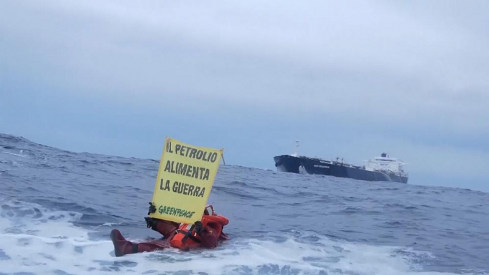  At Sea Italy Russia Oil Protest -  NO COMMENT  