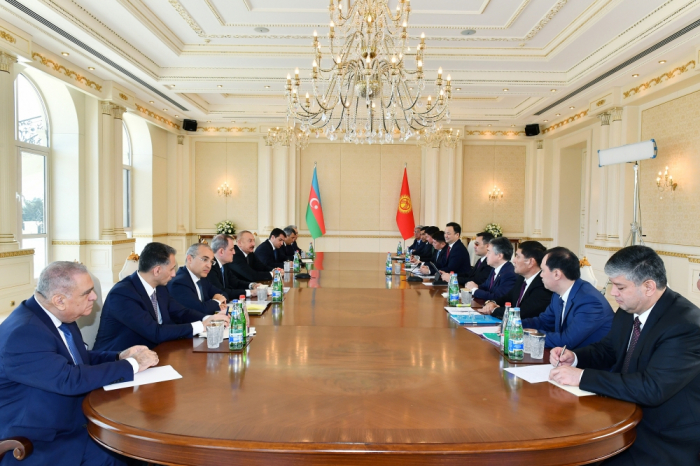   Präsidenten von Aserbaidschan und Kirgisistan halten ein erweitertes Treffen ab  