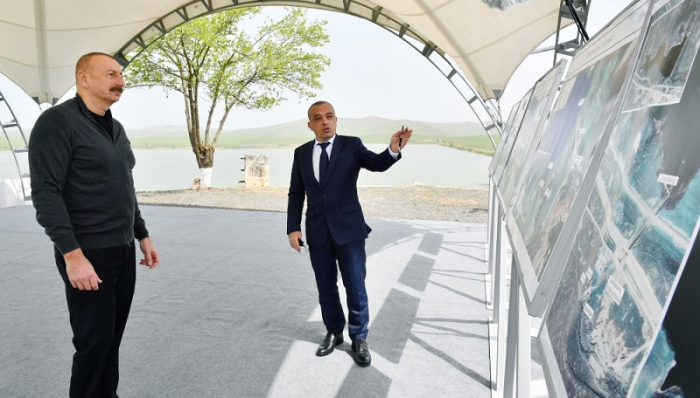  Präsident Aliyev macht sich mit dem Bau der Autobahn Ahmadbeyli-Füzuli-Schuscha vertraut 