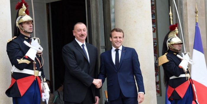   Präsident Aliyev gratuliert dem französischen Präsidenten Emmanuel Macron zur Wiederwahl  