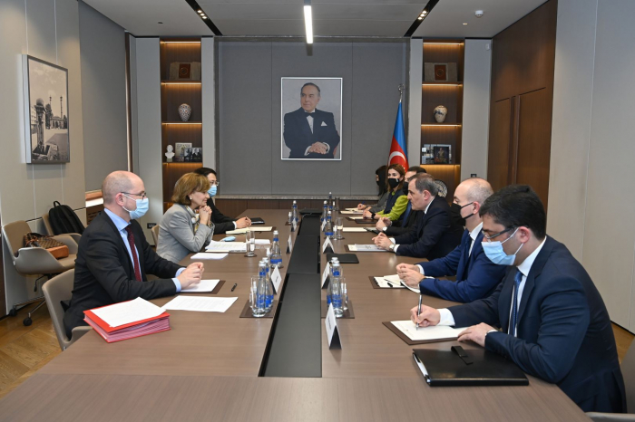   Aserbaidschanischer Außenminister trifft sich mit Teresa Ribeiro  