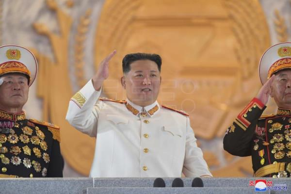 Kim Jong-un dice en un desfile militar que ampliará su poder nuclear "a la mayor velocidad"