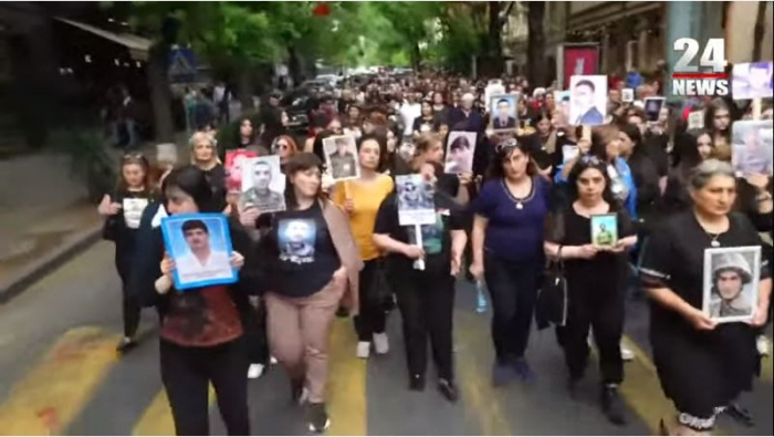  Les parents de militaires arméniens tués organisent un rassemblement de protestation à Erevan -  VIDEO  