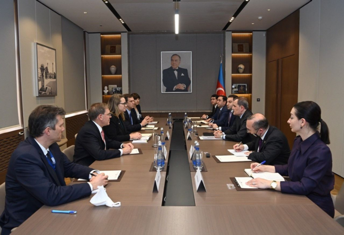   Aserbaidschanischer Außenminister hält ein Treffen mit der stellvertretenden US-Außenministerin ab  