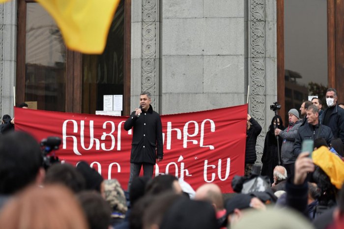    İrəvanda etirazçılarla polis arasında toqquşma olub   
