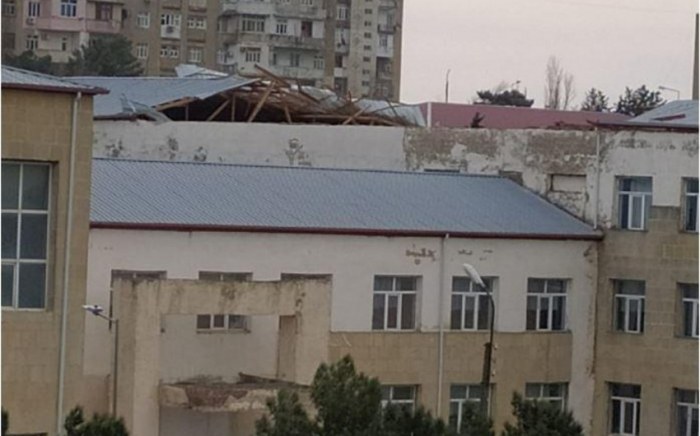 Külək Bakıda məktəbin dam örtüyünü zədələyib