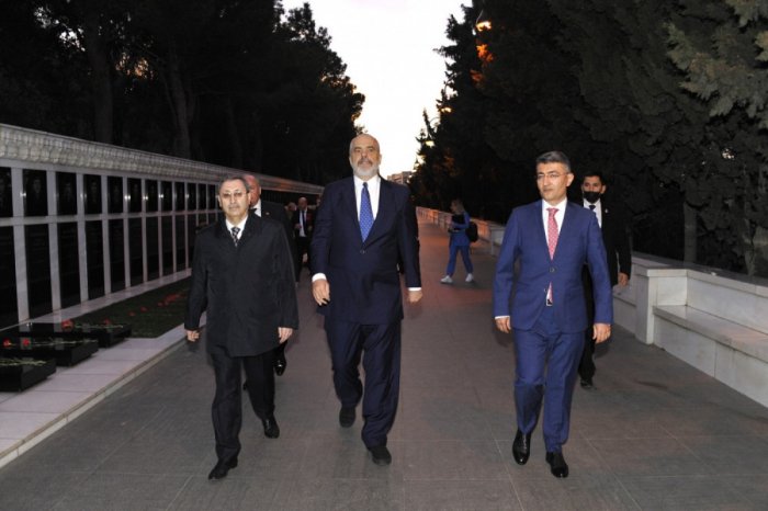 Albaniyanın Baş naziri Şəhidlər xiyabanını ziyarət edib
