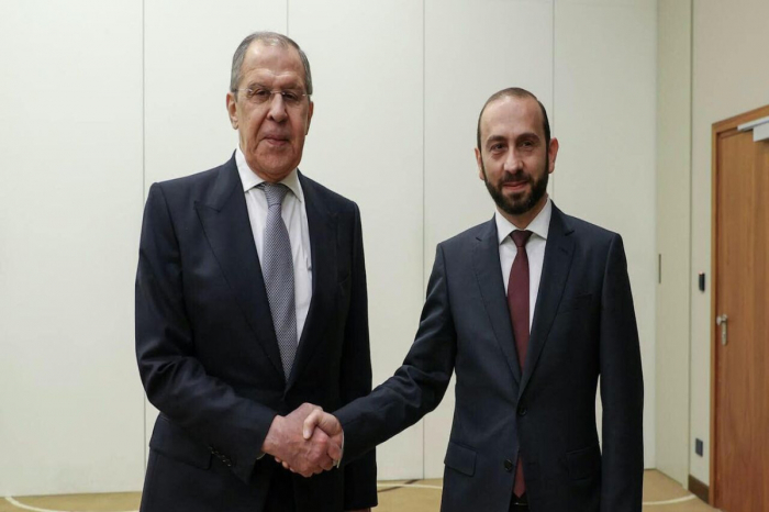    Lavrov Mirzoyanla sülh müqaviləsini müzakirə edib     
